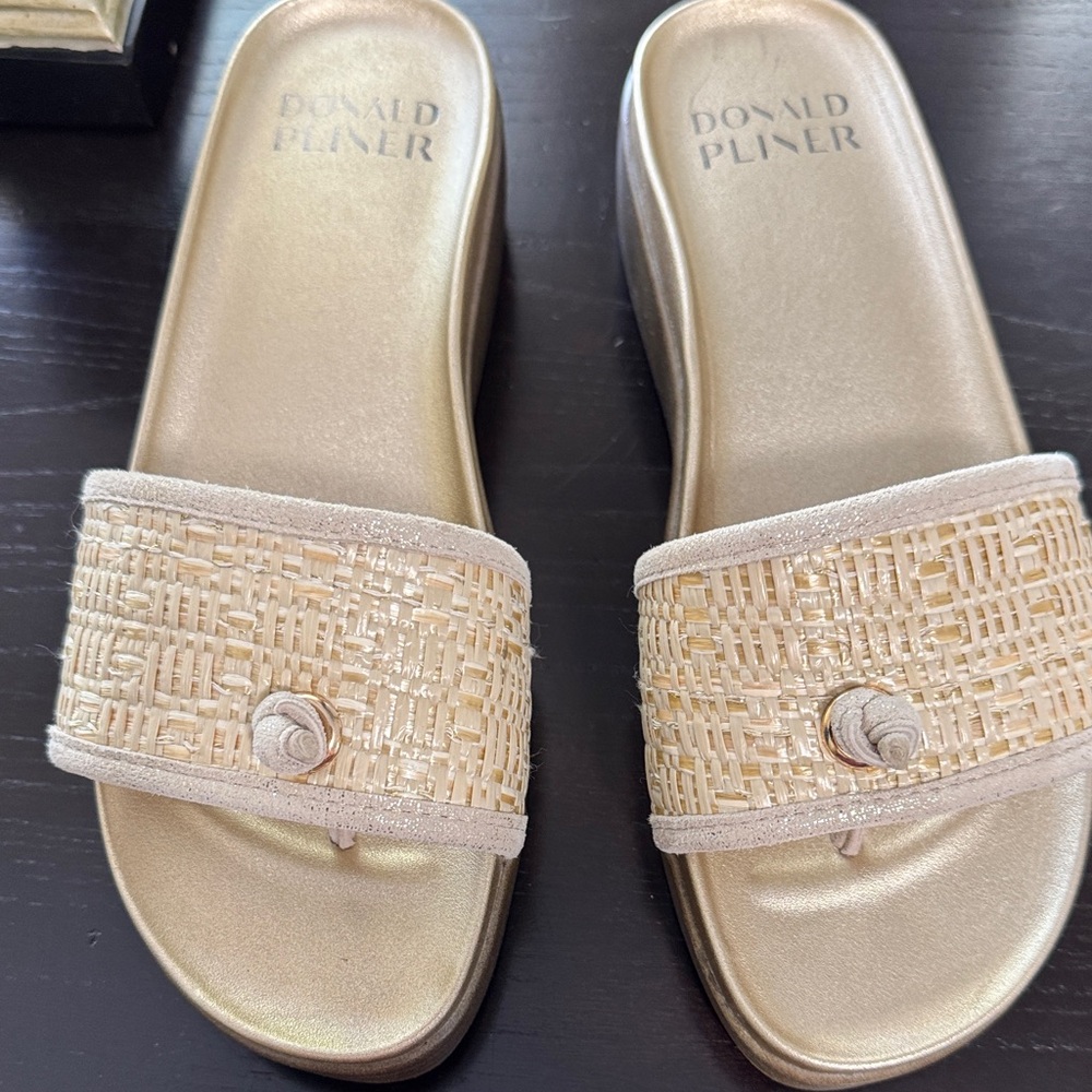 Donald J. Pliner Hannah Metallic Gold Slide Sandals Sz 7, EUC
